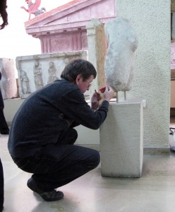 Ao.Univ.-Prof. Dr. Walter Prochaska bei der Entnahme einer Probe im Museum in Istanbul.